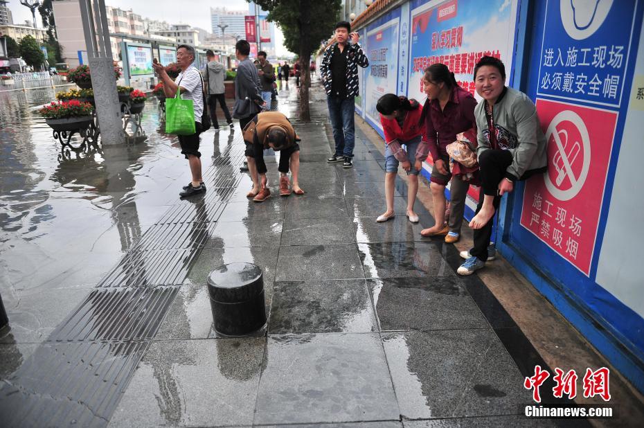 昆明普降暴雨 市区一夜变泽国