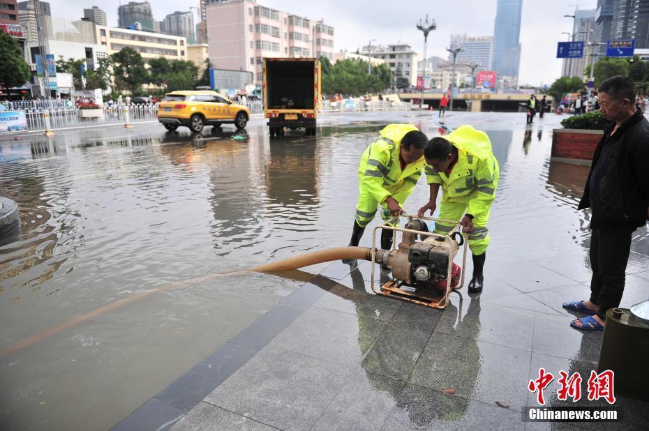 昆明普降暴雨 市区一夜变泽国