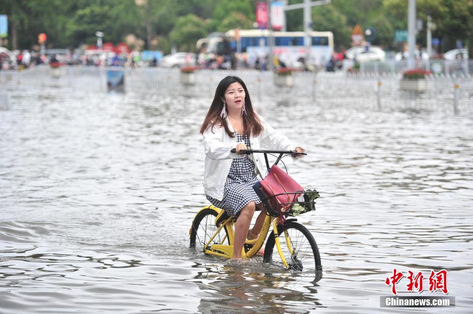 昆明普降暴雨 市区一夜变泽国