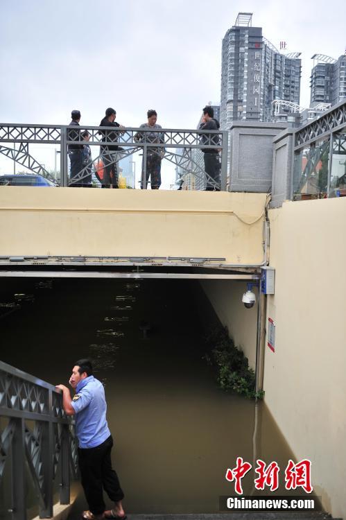 昆明普降暴雨 市区一夜变泽国