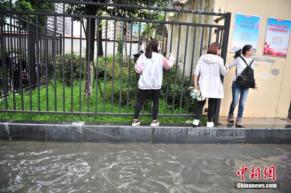 昆明普降暴雨 市区一夜变泽国