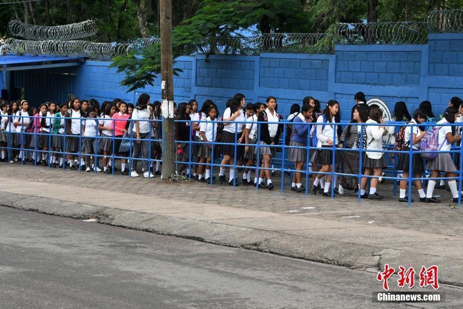 洪都拉斯学生屡遭黑帮毒手 政府派军警护送入校