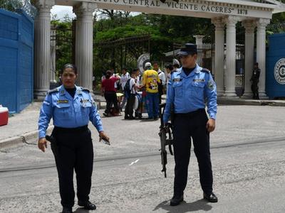 洪都拉斯学生屡遭黑帮毒手 政府派军警护送入校