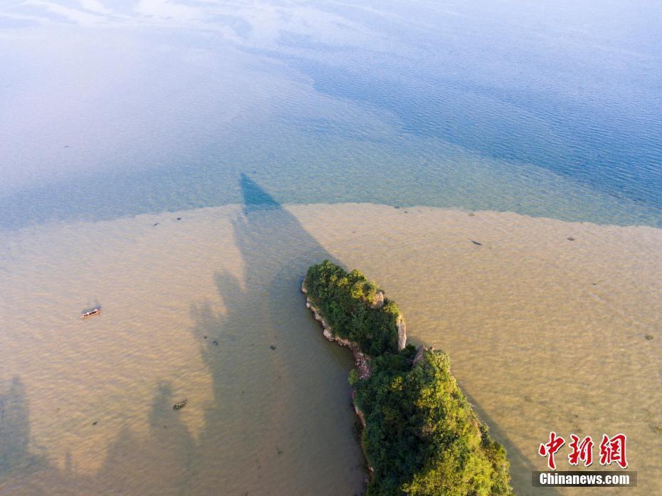 鄱阳湖江西都昌水域出现“泾渭分明”景观