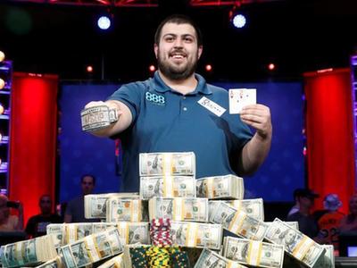 25岁小伙称霸世界扑克大赛 斩获815万美元巨奖