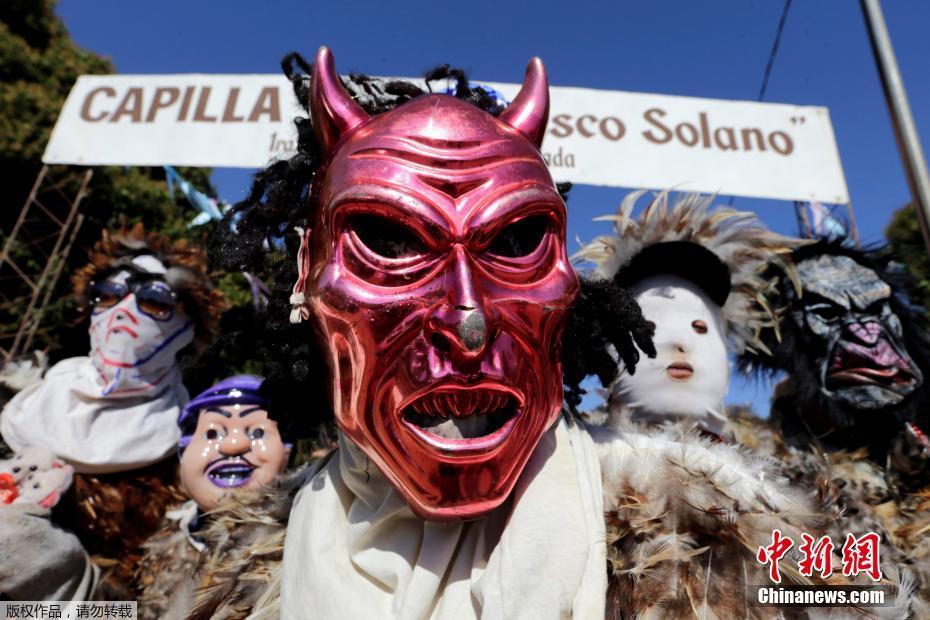 巴拉圭居民着“奇装异服”庆祝传统节日