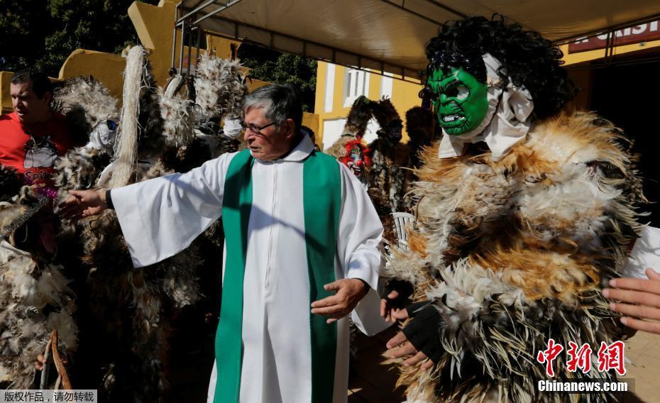 巴拉圭居民着“奇装异服”庆祝传统节日