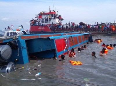 印尼一艘载有50人客船倾覆 已致8人死亡