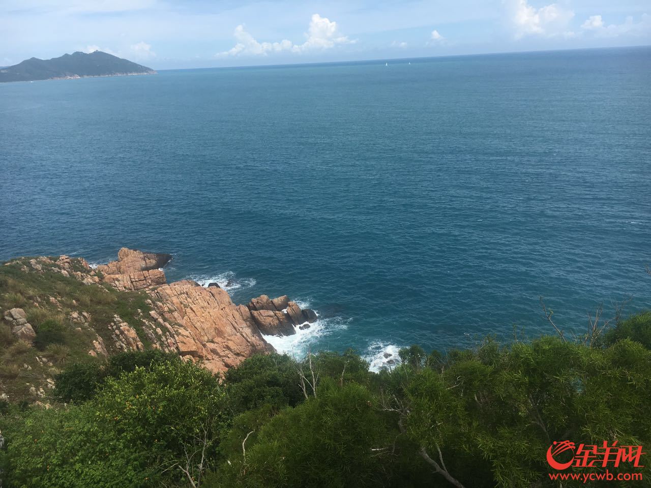 第五張：東瑁洲島坐落于美麗的旅游城市三亞的近海海域。區(qū)健妍攝