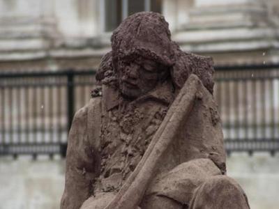 伦敦遇高温 一战纪念泥塑揭幕不久被融化