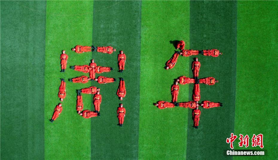 甘肃武警官兵航拍创意造型庆祝建军节