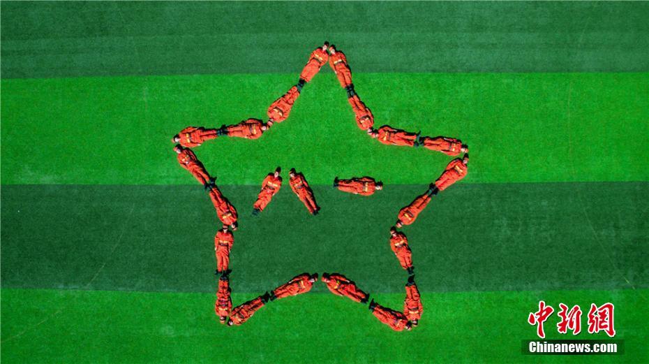 甘肃武警官兵航拍创意造型庆祝建军节