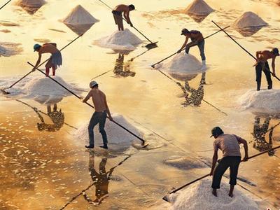 镜头下的越南百里“银滩” 烈日晒盐画面唯美