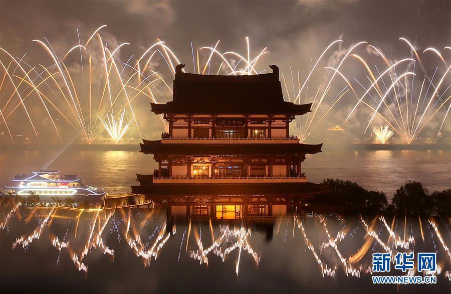 长沙橘子洲举行焰火晚会 庆祝建军90周年