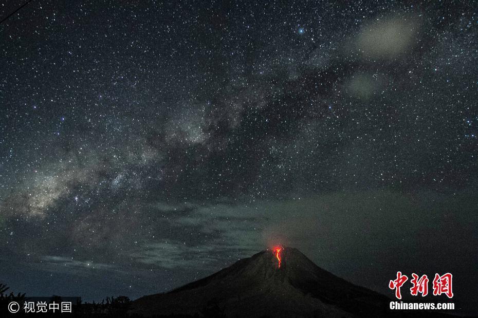 印尼锡纳朋火山喷发 血红色岩浆映红繁星夜空