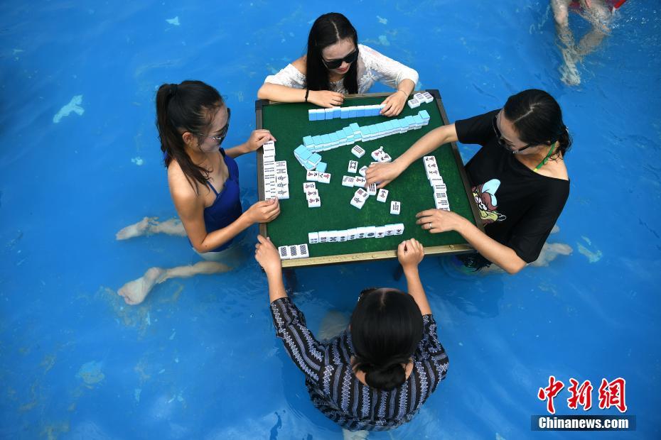重庆再发“高温红色预警” 市民水中玩麻将消暑