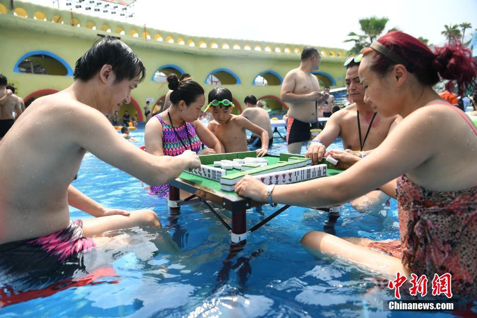 重庆再发“高温红色预警” 市民水中玩麻将消暑