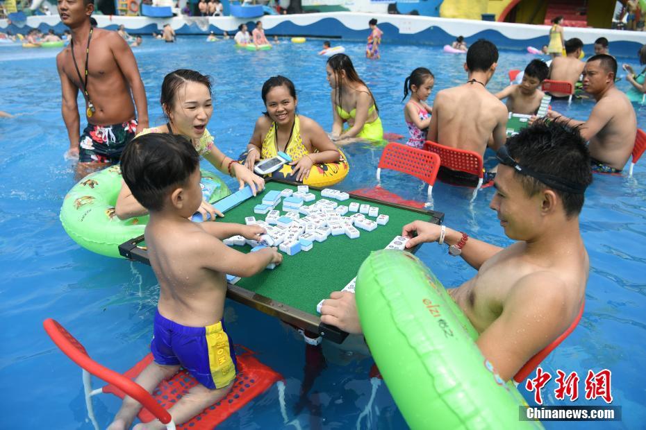 重庆再发“高温红色预警” 市民水中玩麻将消暑