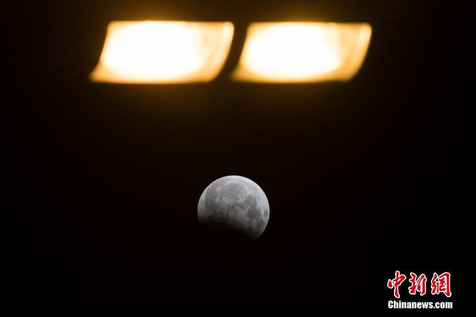 山西太原夜空上演月偏食