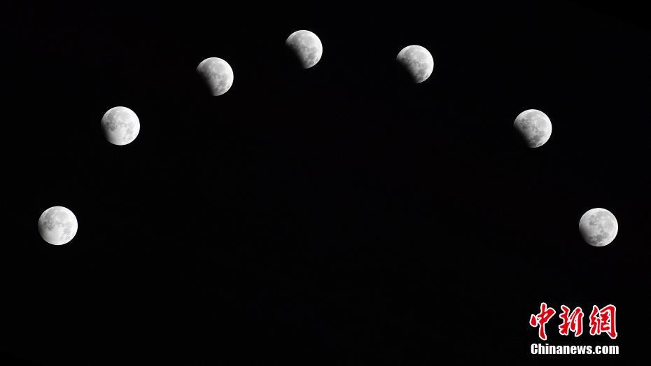 山西太原夜空上演月偏食