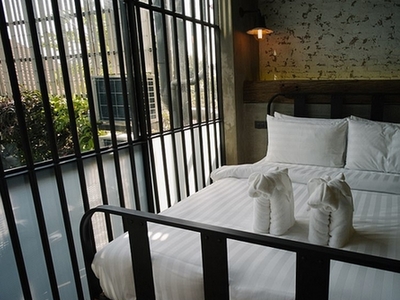 泰国监狱主题酒店开业 体验狱中生活