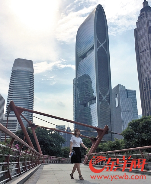 金穗路东人行天桥，背后是珠江新城高楼群梁怿韬摄
