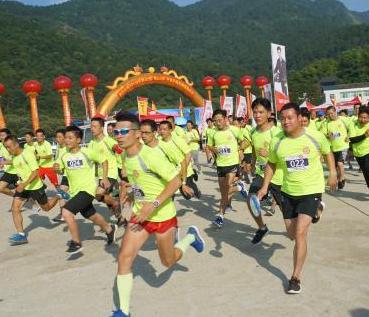 湖南衡阳举行徒步越野赛 200余人齐开跑