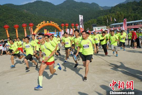 湖南衡阳举行徒步越野赛200余人齐开跑