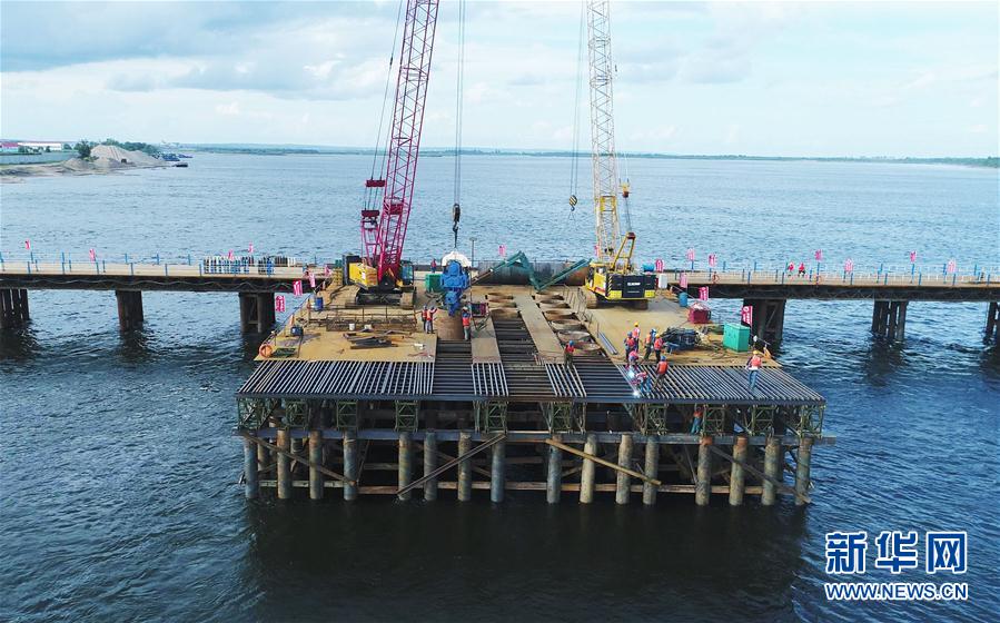 图看建设中的中俄黑龙江大桥