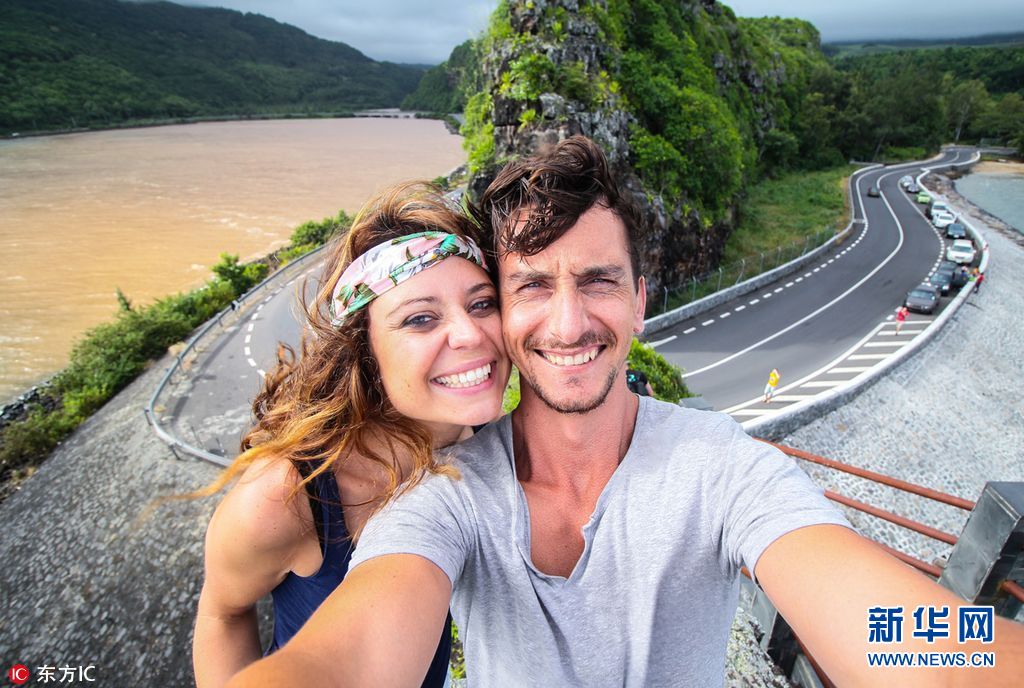 这把狗粮我服！南非情侣拼接旅拍照 无缝衔接毫无违和感