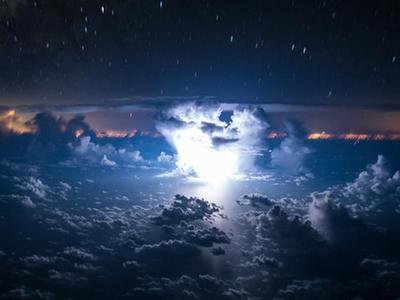飞行员高空拍摄雷暴 画面分外壮观