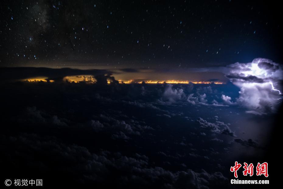 飞行员高空拍摄雷暴 画面分外壮观
