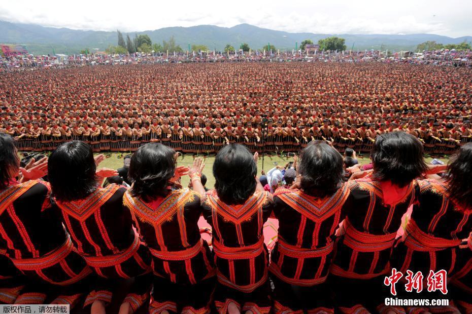 印尼万人集体跳萨满舞 人山人海场面壮观