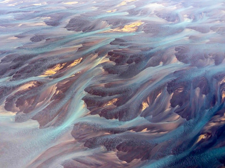 摄影师航拍冰岛冰河地貌 美如水彩画卷
