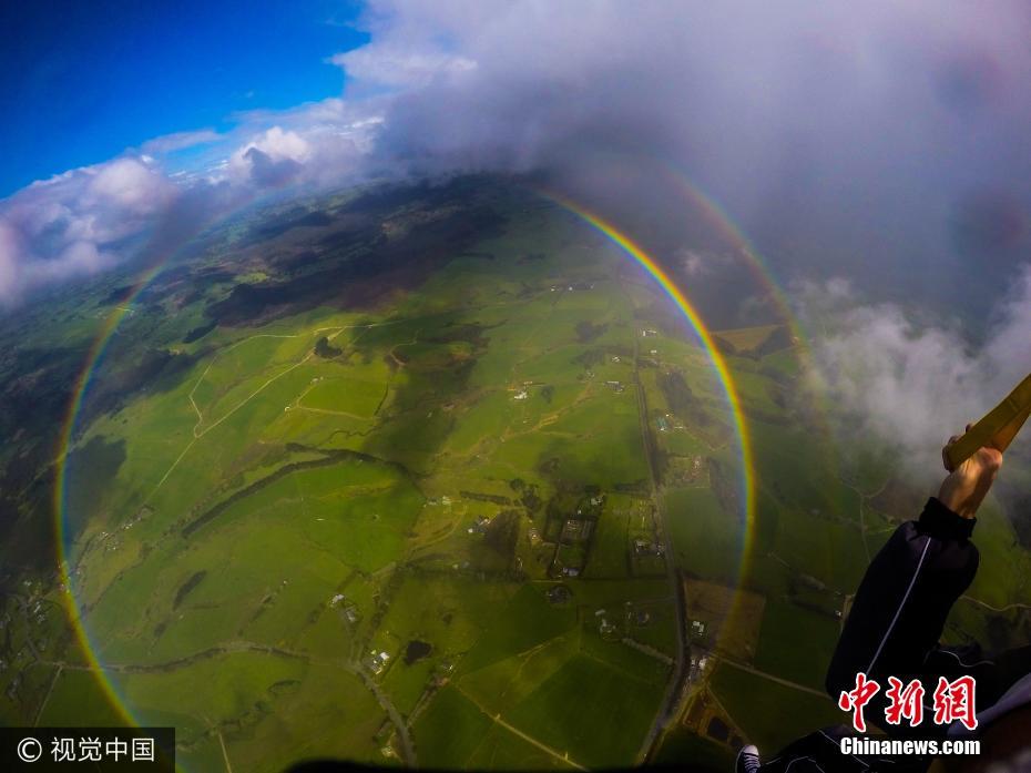 罕见！英国男子高空跳伞偶遇圆形彩虹