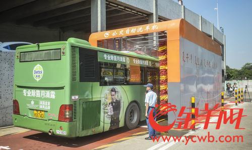 通道式公共汽车-图为 公交车进入车陂路公交站场使用自动洗车机. 记者 周巍 实习生钟高清图片