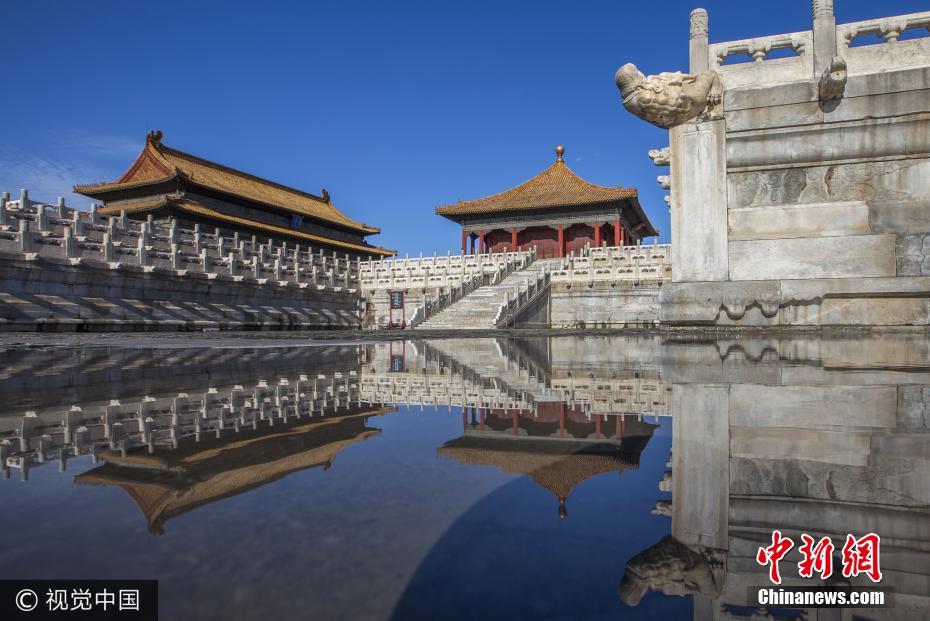雨后北京开启蔚蓝模式 故宫现“天空之镜”