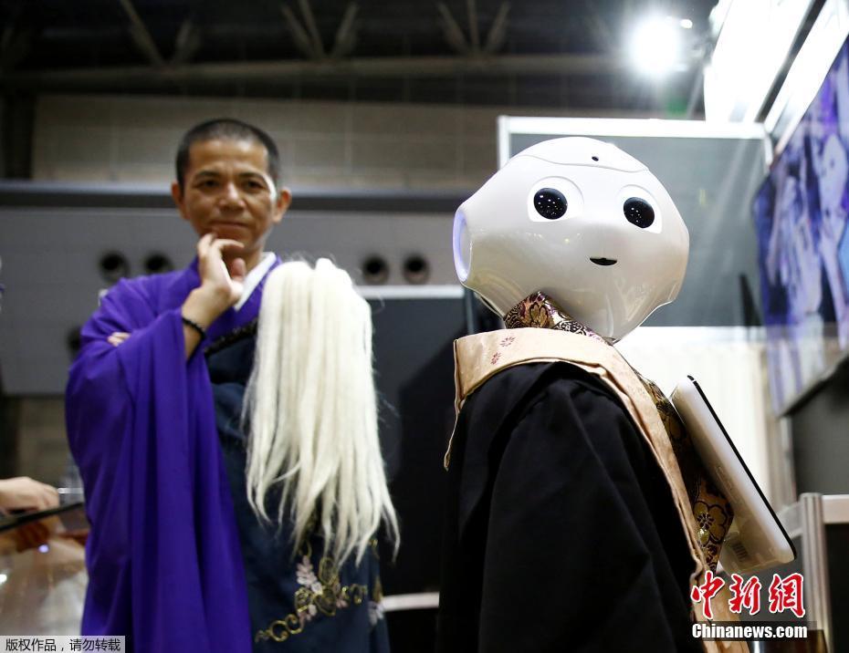 东京国际殡葬展会举行 机器人主持葬礼引围观