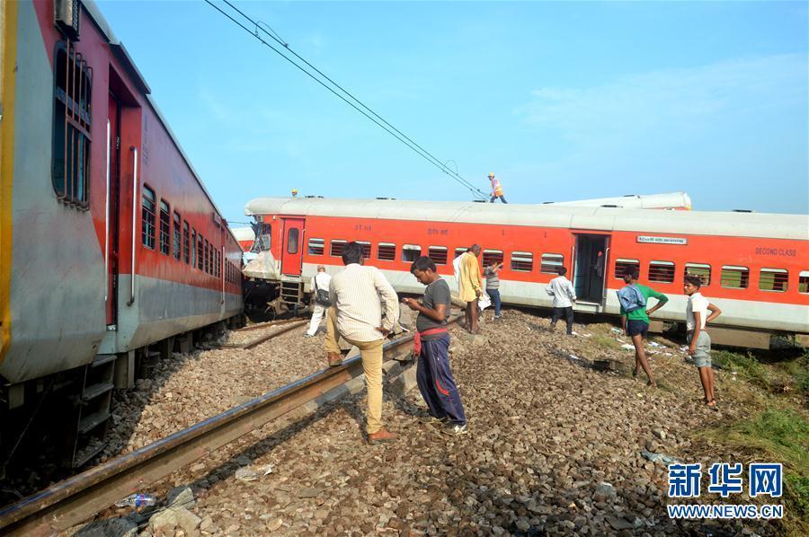 印度北部一列车脱轨至少50人受伤