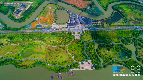 华阳湖湿地公园以"游龙披锦,云舞泽涌"为设计理念,规划建设了泽乡花田