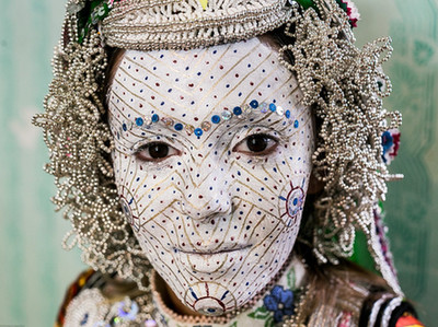 科索沃新娘：婚前以面部彩绘遮盖真容