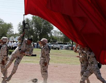 墨西哥将迎独立207周年 士兵举巨型国旗参加彩排