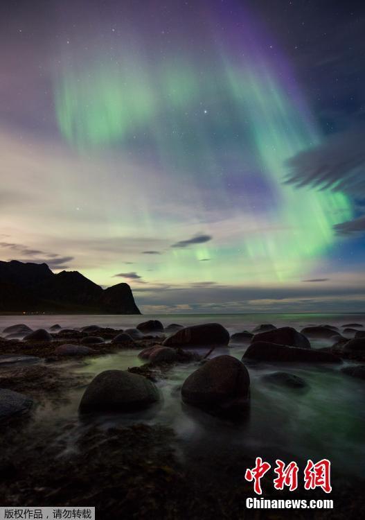 美得惊呆！挪威北极圈惊涛拍岸极光映天