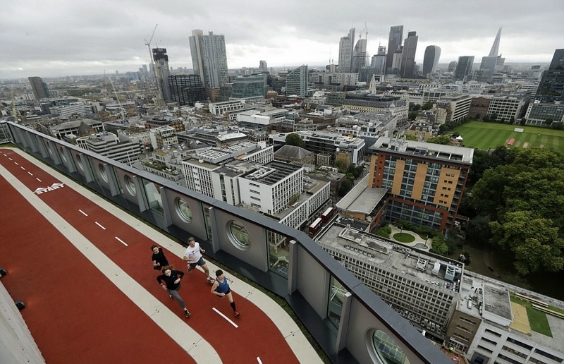 伦敦“最高”跑道 上班族楼顶跑步锻炼
