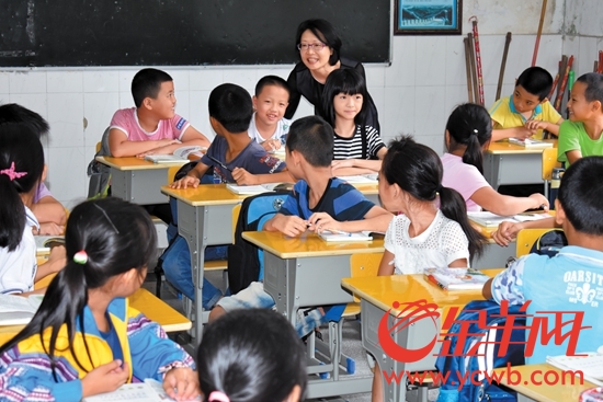 何月云老师重返支教学校,让孩子们惊喜不已 何月云老师重返支教学校,让孩子们惊喜不已