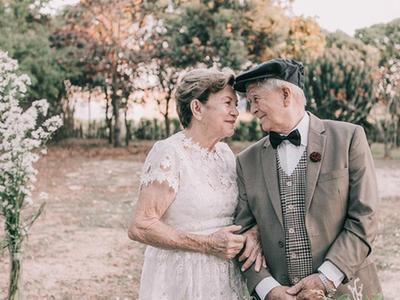 嫁给爱情的样子 巴西夫妇结婚60年补拍婚纱照