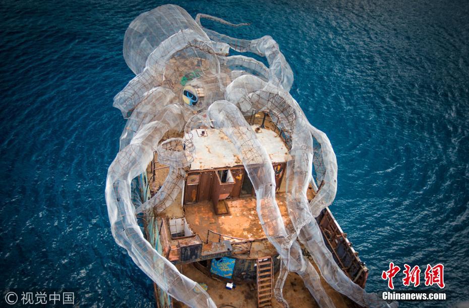 英国富豪将舰船打造成人工鱼礁 巨型“章鱼”超抢眼