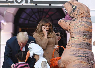 特朗普夫妇白宫办万圣节派对 被“恐龙”吓呆