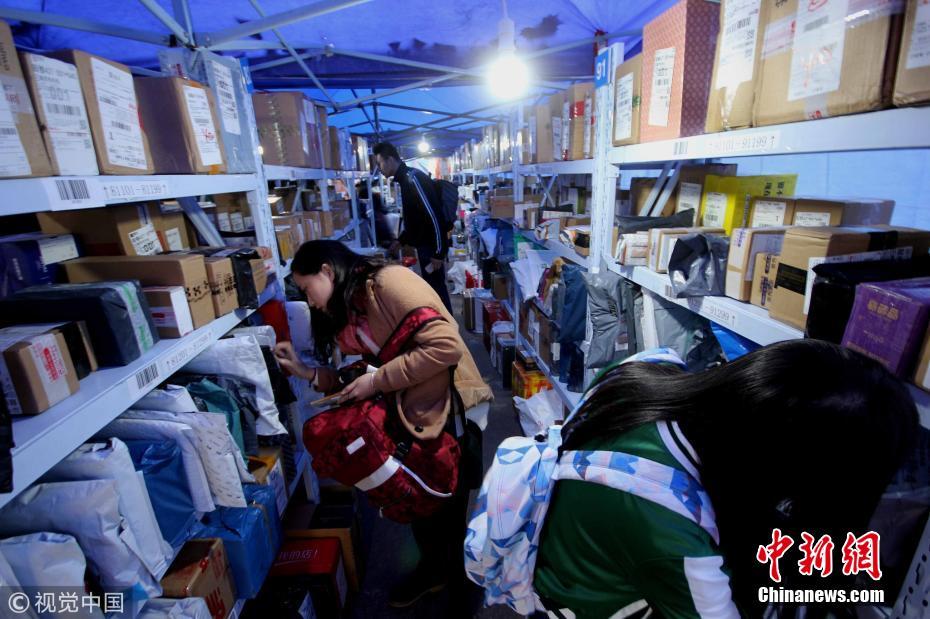 大学生网购不手软 高校迎双十一后快递高峰