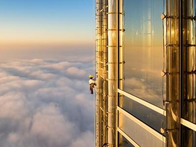 世界第一高楼保洁有多难？跟随清洁工凌驾云霄之上